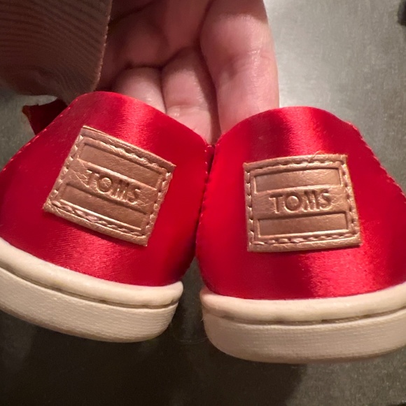 New Tiny Toms red satin bow slip ons size 6 - Picture 3 of 5